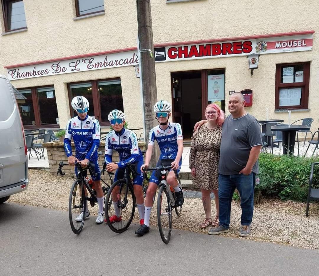 Dikke Vriend , Herberg & Taverne Chiny Buitenkant foto